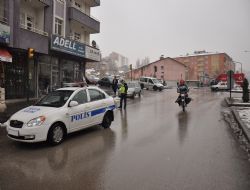 Buzlu yollar trafik ekiplerini de kaydırdı